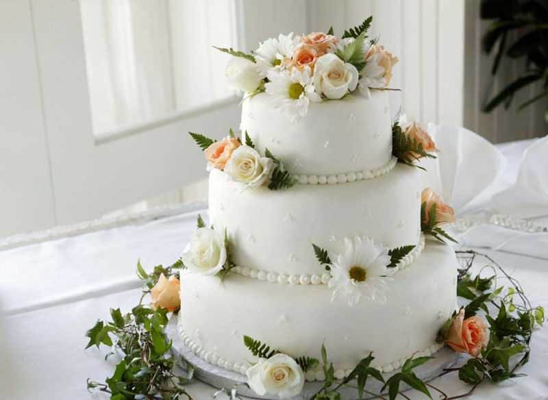 Flowers on a wedding cake