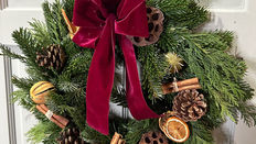 Watch Su Whale Create a Traditional Christmas Door Wreath