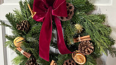 Watch Su Whale Create a Traditional Christmas Door Wreath