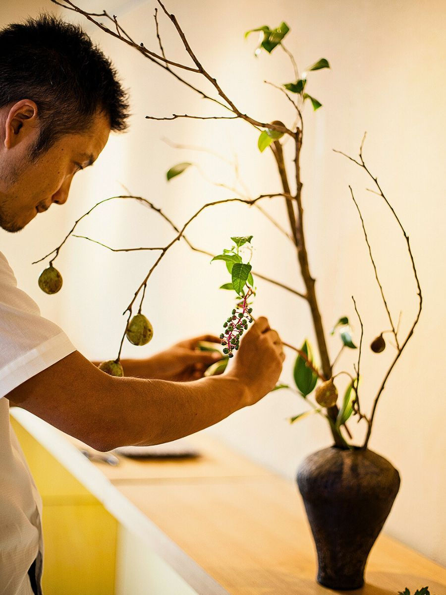 Ikebana arrangement. Photo by @odynovotours